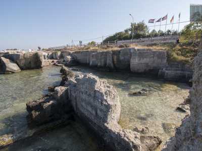 ... prima di ritrovarci davanti alla vera meraviglia del posto. Davanti ai nostri occhi si profilano infatti una serie di forme scultoree ben definite e squadrate impresse nella roccia...